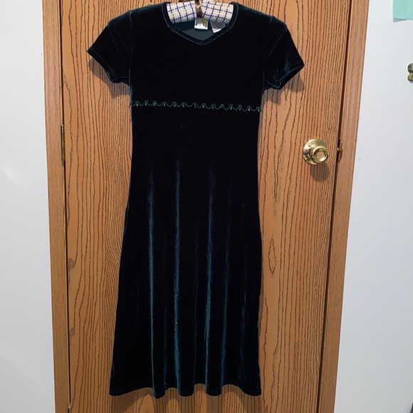Big Girls size 12 dark (hunter) green velvet dress. - Picture 1 of 4